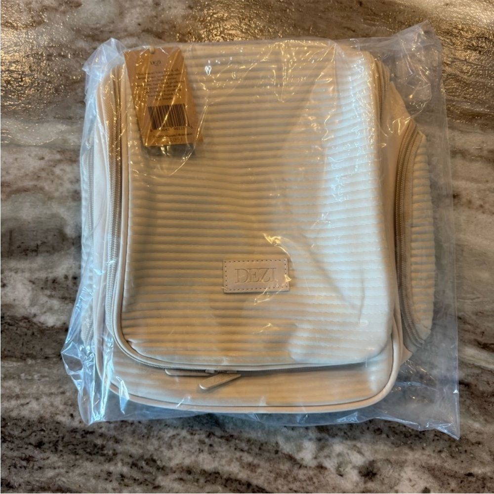 Dezi‎ Skin Pack It All-Multi-Purpose Hanging Travel Bag. NEW